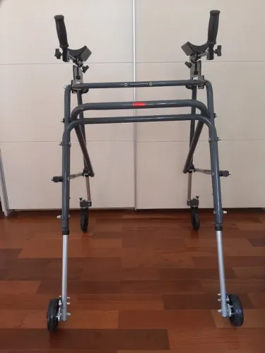 Andador Posterior com 4 rodas + Suporte Pélvico Flexível + Suporte para Antebraço