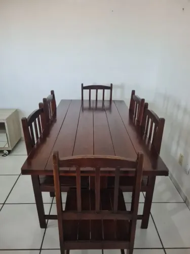 Mesa de madeira com 6 cadeiras.