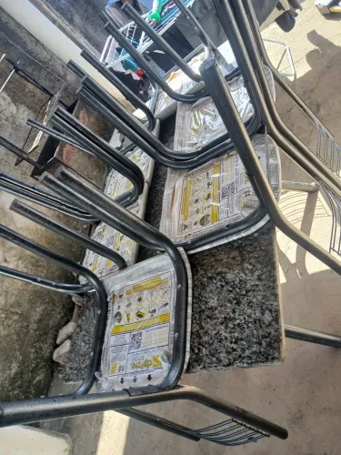 Mesa de mármore com 6 cadeiras