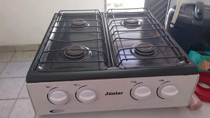 Vende-se um fogão de 4 bocas sem forno de mesa . ZAP : * valor $250aceitopropost