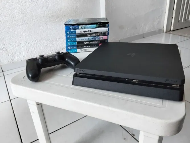 PS4 com controle e jogos