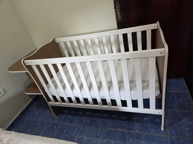Berço infantil com cômoda embutido