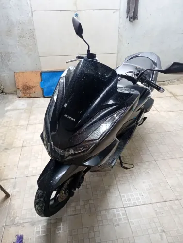 Vendo moto PCX nada para fazer só pegar e andar