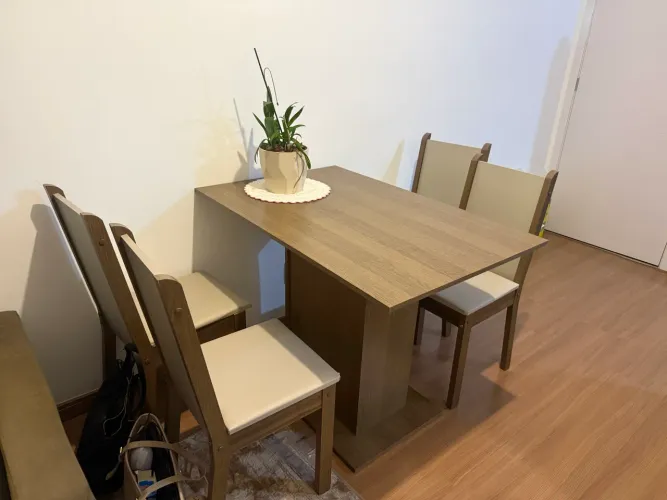 Mesa com 4 cadeiras