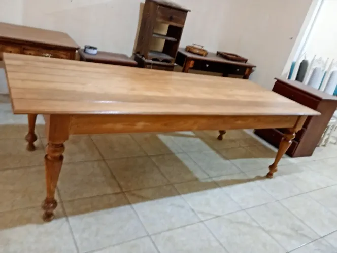 Mesa de banquete ou decorativa belíssima. Pés torneados.2.60x 090cm
