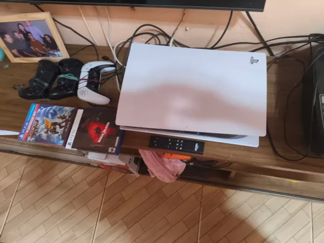 Ps5 com três controles e jogos 