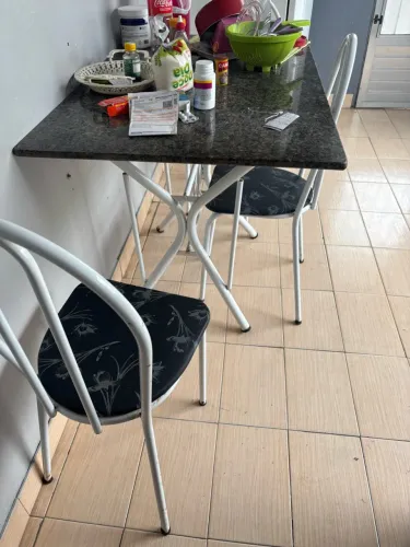 Vende se mesa de mármore com 4 cadeiras