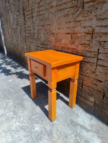 Mesinha de cabeceira