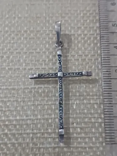 Pingente crucifixo em prata com detalhes em.marcassitas