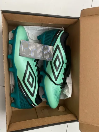 Chuteira de campo umbro