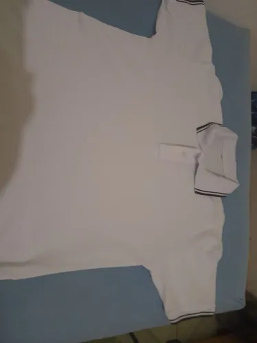 Camisa Gola Polo com detalhes pretos