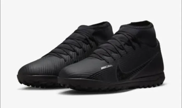 Chuteira Nike Mercurial (Botinha)<br>(Botinha) cor preta.