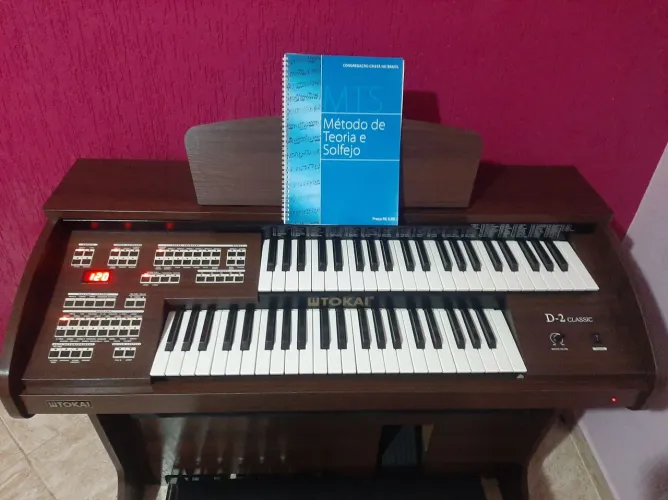 Vende-se Órgão Tokai Classic D2
