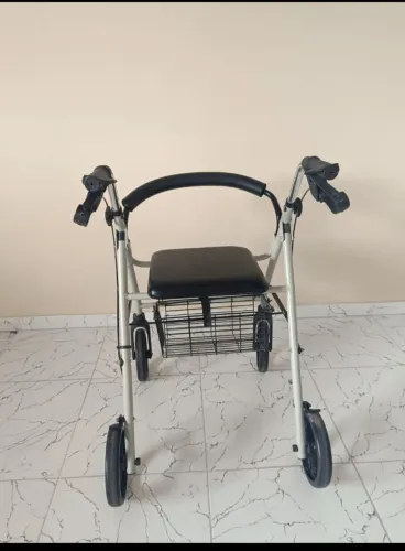 Andador com assento e cesto .ideal para auxiliar na locomoção