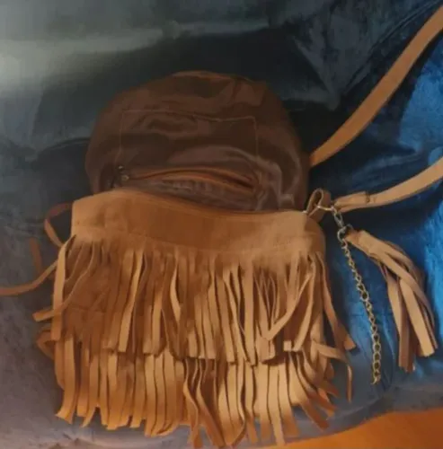 Bolsa transversal Forrada  camurça com franjas bolsos internos 