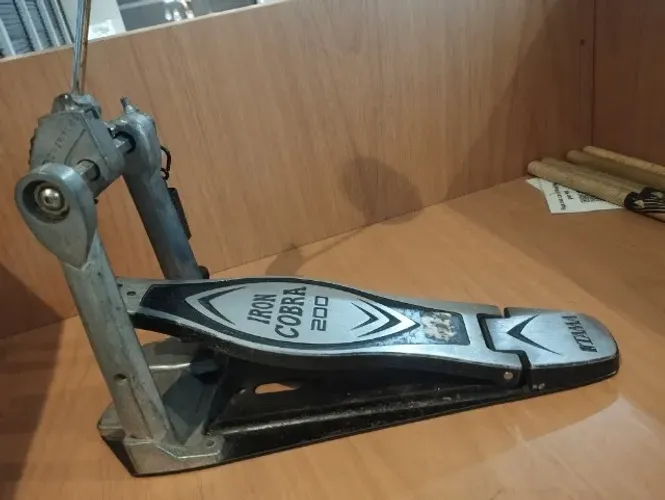 Pedal de bumbo tama