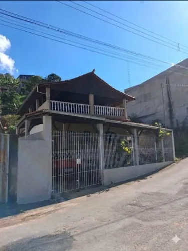 Vede-se casa em Alfredo Vasconcelos 