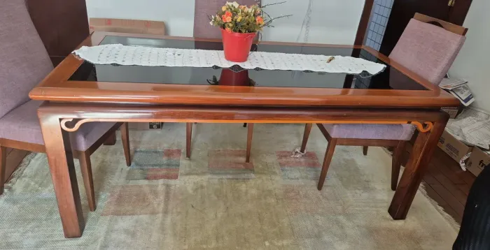 Mesa de madeira maciça com tampo de vidro removível