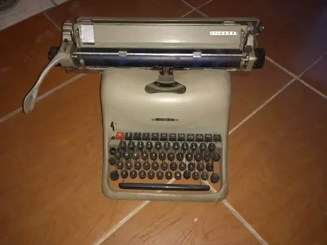 Máquina de escrever da marca Olivetti modelo Lexikon 80 e Remington
