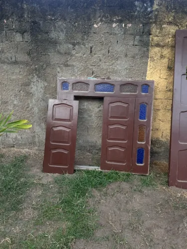 Vende-se janela de madeira