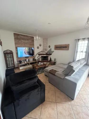 Aluga-se casa com 2 suítes no Jardim Refúgio próximo ao J.d América.
