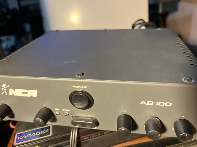 amplificador de som ambiente da marca NCA, modelo AB 100