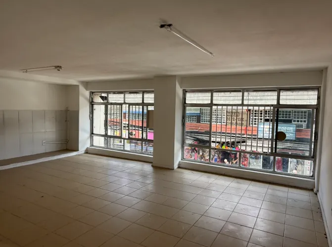 Sala comercial espaçosa para locação no Centro de Olaria, Nova Friburgo - RJ