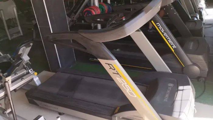Esteira profissional RT 250 moviment e duas Lion