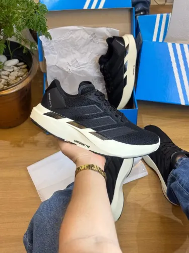 Tênis Adidas modelo esportivo 