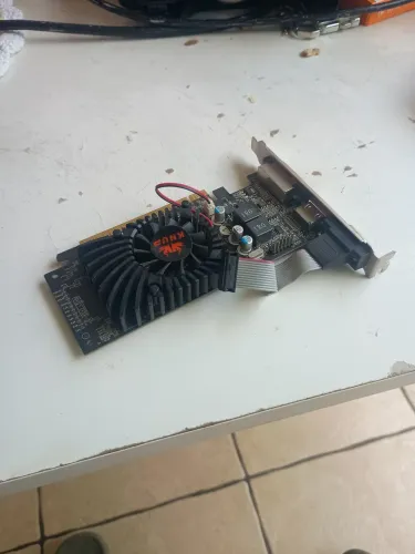 Placa de vídeo GT 210 1Gb