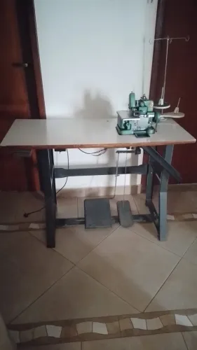 Máquina de costura Overlock