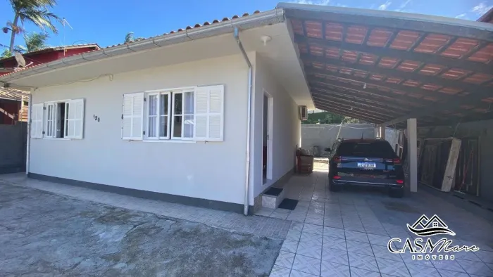 Casa à venda no bairro Porto da Lagoa, Florianópolis, com 2 quartos e quintal.
