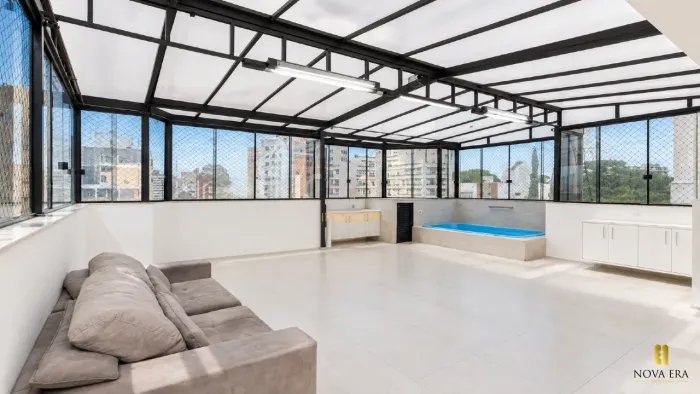 Cobertura com piscina, 3 quartos, 2 vagas, com 172 m² privativos