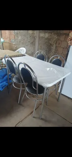 Vendo mesa com 4 cadeiras sem uso