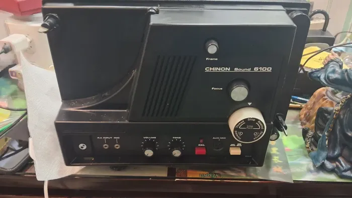 Projetor de Filme Super 8/8mm com Som Chinon Sound 6100 funcionando