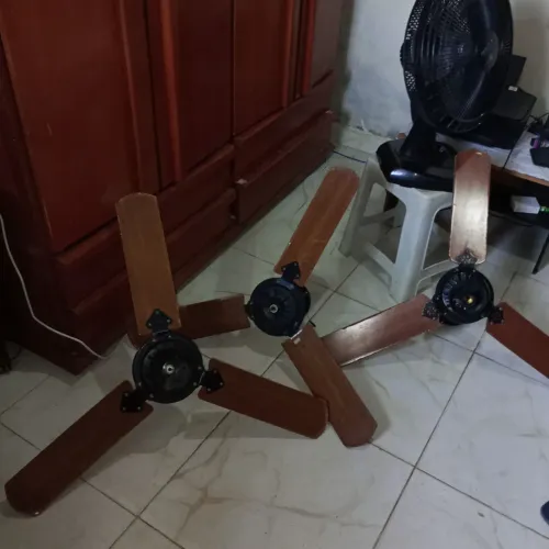 Três Ventiladores de Teto em Ótimo Estado - Madeira 