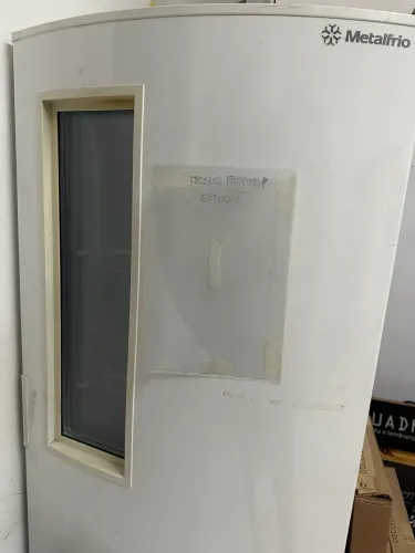 Freezer vertical Metalfrio (compressor danificado)
