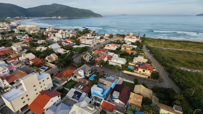 Casa - 3 suítes a 200 metros da Praia dos Açores