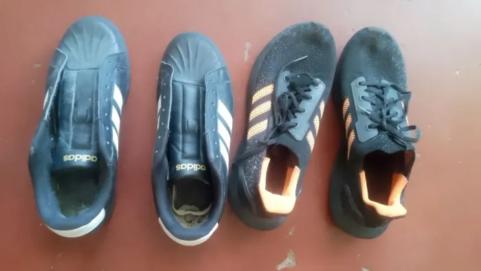 Kit com 2 pares de tênis Adidas originais, ambos tamanho 42 e na cor preta