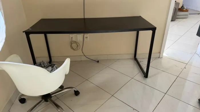Mesa de escritório e cadeira