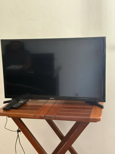 TV Samsung 32" LED (Modelo UN32J4000) - Ótimo Estado, Não Smart