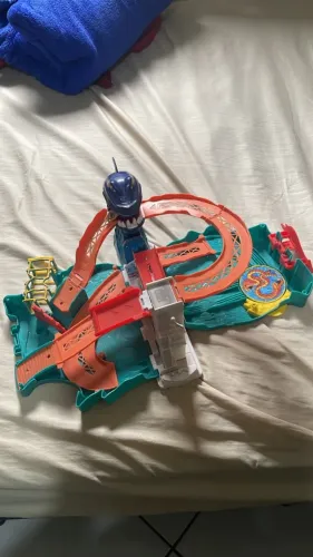 Pista Hotwheels Maleta Tubarão + 13 carrinhos