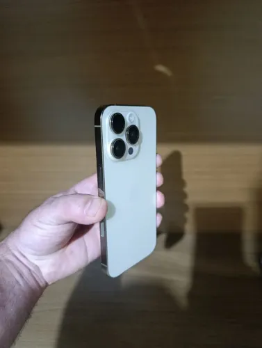 iPhone 14 pro dourado