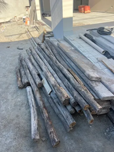 Escoras de eucalipto e pedaços de madeira pinus 