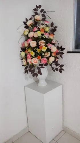 Jarro com flores e suporte