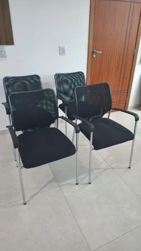 Cadeira fixa de escritório com encosto em tela (mesh)