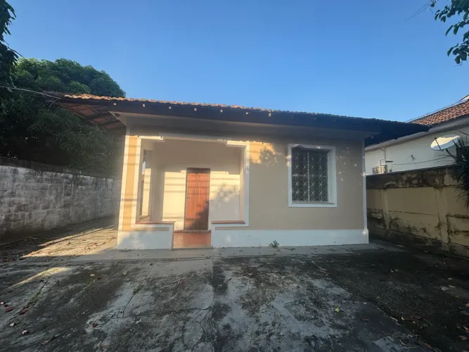 Alugo ótima casa com 3 quartos com quintal grande - Região central de Campo Grande