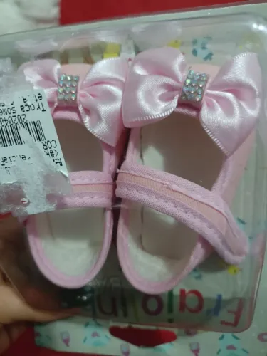 Vendo sapatinhos Menina