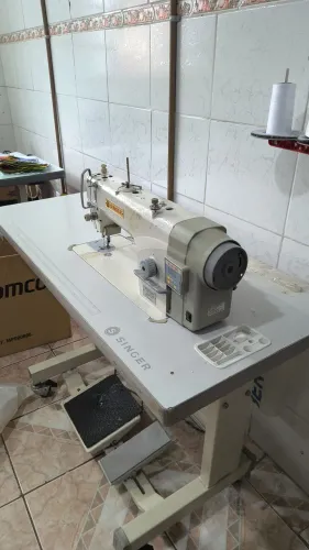 Máquina reta direc drive Singer