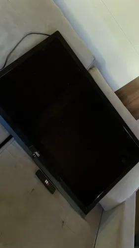 TV AOC 40 LED LE40H157-liga mas desliga sozinha. Para conserto ou peças